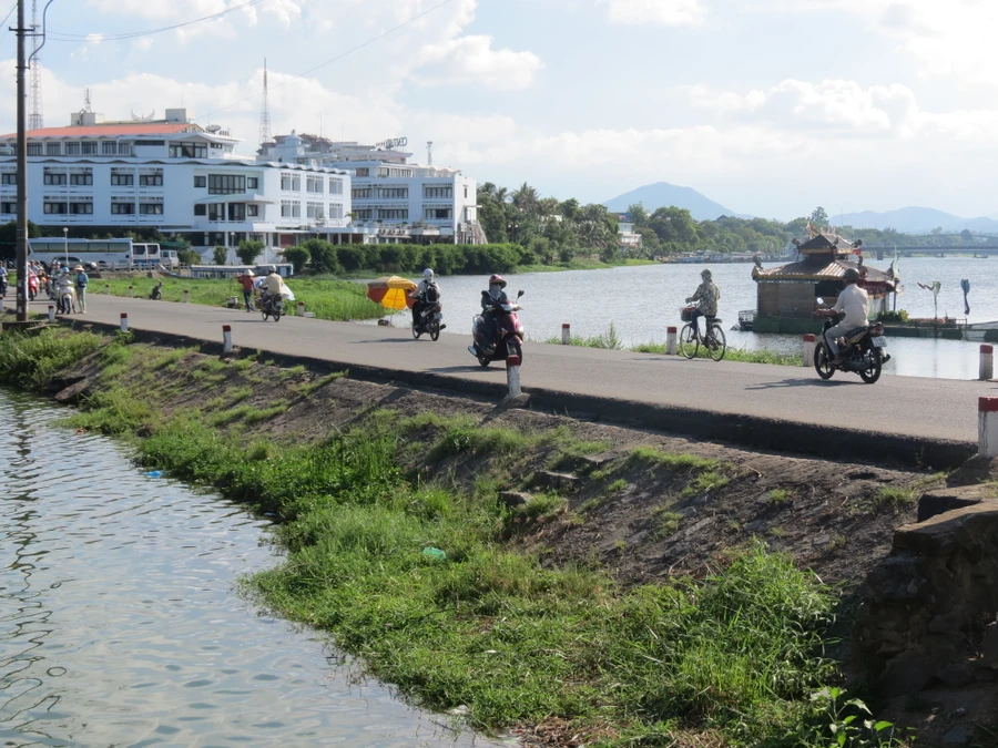 Đập đá nối giữa sông Hương và sông Như Ý