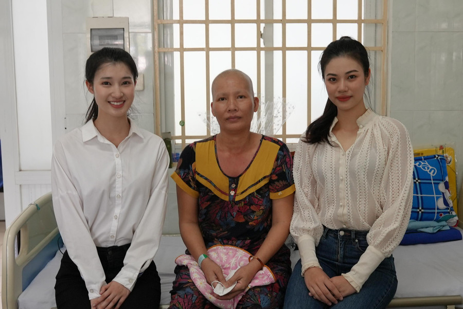 Các thí sinh đã đến thăm hỏi và tặng quà đến những bệnh nhân ung thư vú