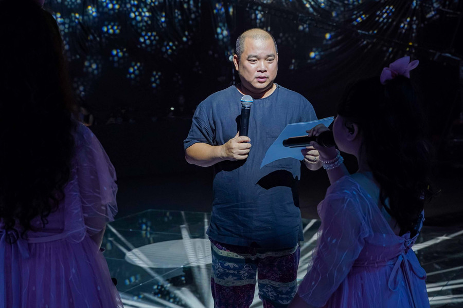 Tổng đạo diễn Minh Khang cùng các ca sĩ trong buổi tập luyện cho chương trình “Mẹ là Tình Yêu”. Tổng đạo diễn Minh Khang cùng các ca sĩ trong buổi tập luyện cho chương trình “Mẹ là Tình Yêu”.