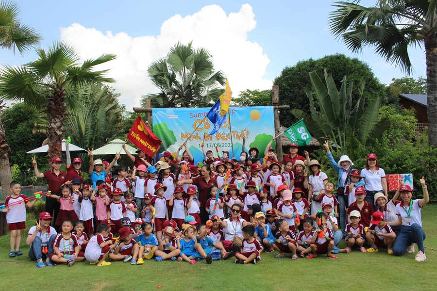 Thầy Cô và các học sinh SGA chụp ảnh kỷ niệm trong chuyến đi dã ngoại 2 ngày 1 đêm vào dịp hè hằng năm. Thầy Cô và các học sinh SGA chụp ảnh kỷ niệm trong chuyến đi dã ngoại 2 ngày 1 đêm vào dịp hè hằng năm.