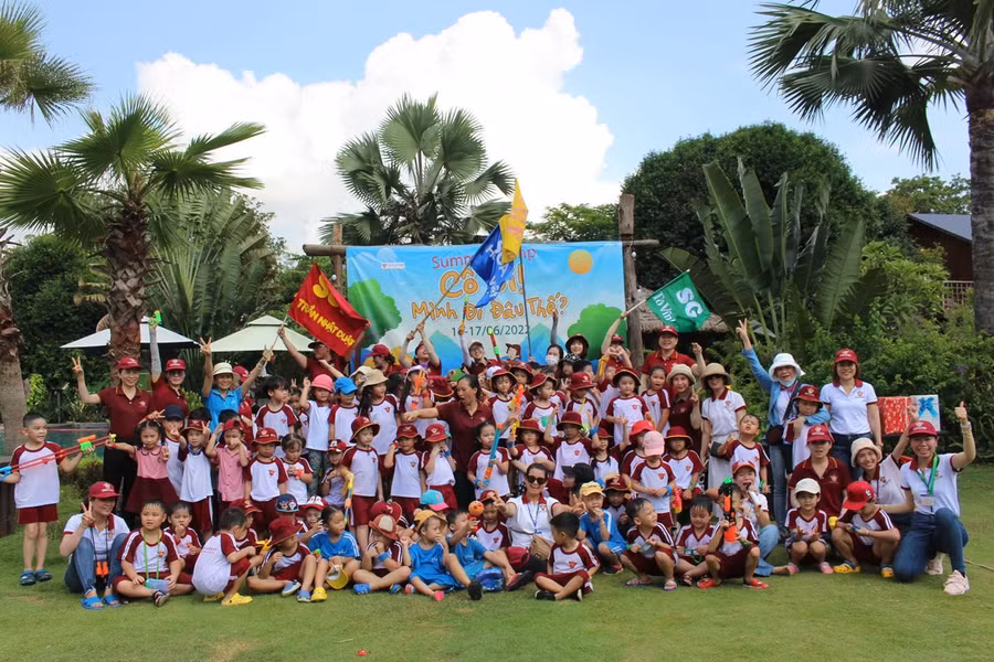 Thầy Cô và các học sinh SGA chụp ảnh kỷ niệm trong chuyến đi dã ngoại 2 ngày 1 đêm vào dịp hè hằng năm.