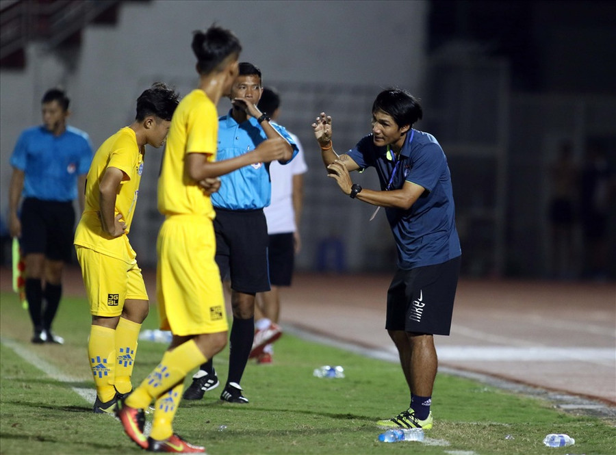 QBV 2012 liên tục ra sát đường biên để chỉ đạo cũng như truyền lửa cho các học trò thi đấu QBV 2012 liên tục ra sát đường biên để chỉ đạo cũng như truyền lửa cho các học trò thi đấu