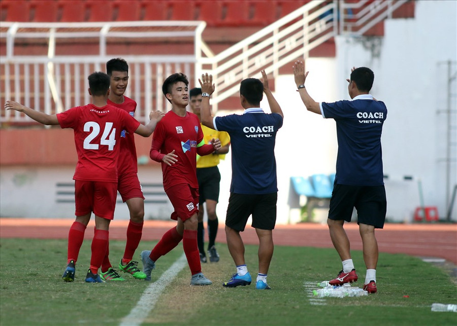 Ở trận đấu diễn ra trước đó, U15 Viettel đã dễ dàng đánh bại U15 Savinest Khánh Hòa với tỉ số đậm 4-0 để tạm thời giành vị trí nhất bảng B Ở trận đấu diễn ra trước đó, U15 Viettel đã dễ dàng đánh bại U15 Savinest Khánh Hòa với tỉ số đậm 4-0 để tạm thời giành vị trí nhất bảng B