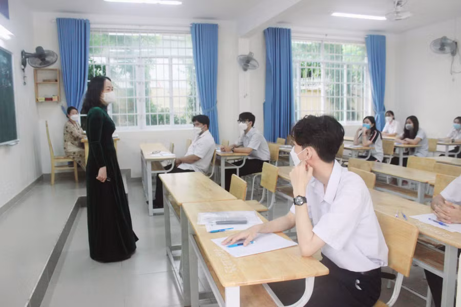 Bà Trần Thị Ngọc Châu- Giám đốc Sở GD&amp;ĐT tỉnh Bà Rịa- Vũng Tàu động viên thí sinh trước giờ làm bài thi