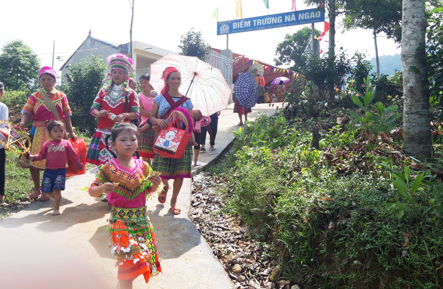 Học sinh phấn khởi đến ngôi trường mới Học sinh phấn khởi đến ngôi trường mới