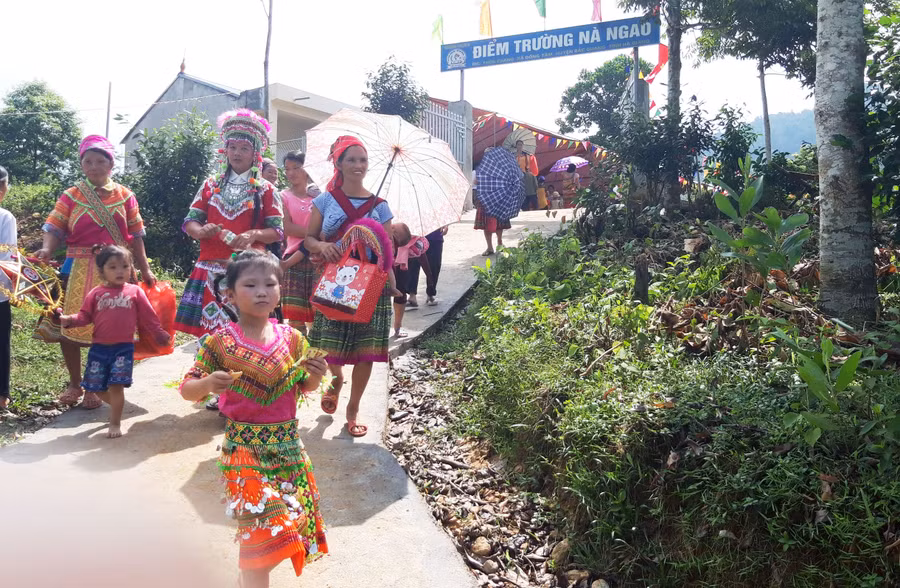 Học sinh phấn khởi đến ngôi trường mới Học sinh phấn khởi đến ngôi trường mới