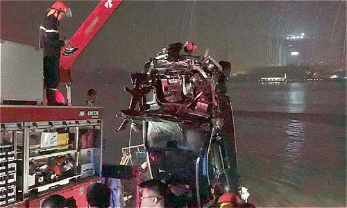 Tìm thấy chiếc Mercedes cùng 2 người chết dưới lòng sông Hồng