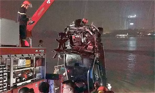 Tìm thấy chiếc Mercedes cùng 2 người chết dưới lòng sông Hồng