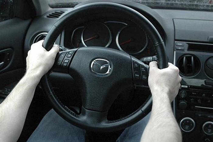 Các kỹ năng thoát hiểm khi ô tô lao xuống nước ảnh 1 ảnh 1