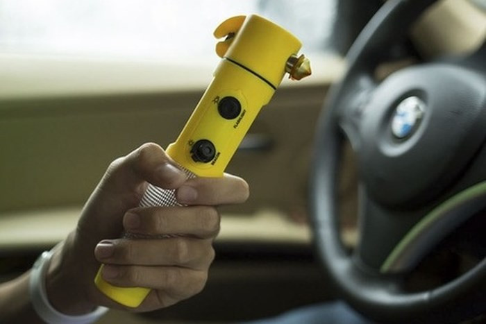 Các kỹ năng thoát hiểm khi ô tô lao xuống nước ảnh 3 ảnh 3