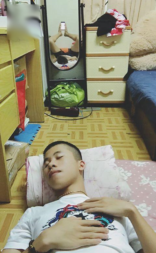 Ủa, ai chụp ảnh tôi đang ngủ vậy?