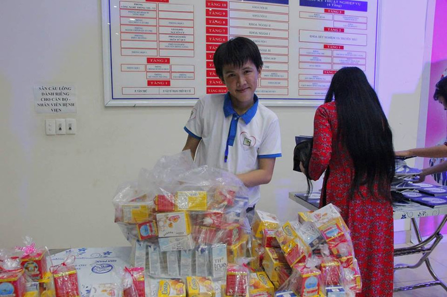 Đỗ Văn Thịnh cùng câu lạc bộ chuẩn bị các phần quà từ thiện - Ảnh: Trường An Đỗ Văn Thịnh cùng câu lạc bộ chuẩn bị các phần quà từ thiện - Ảnh: Trường An