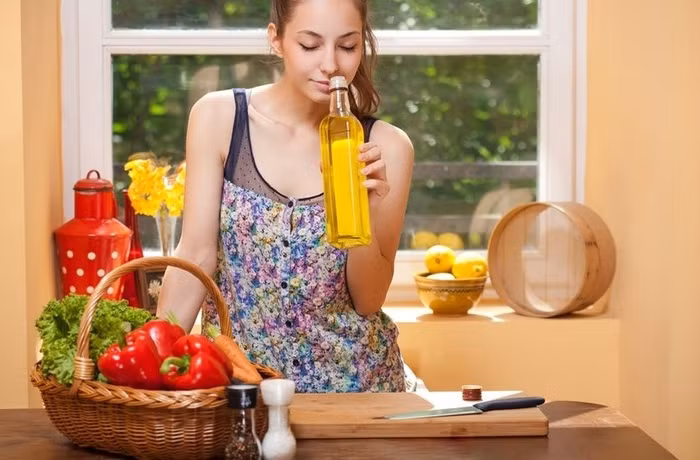 Nhiều người không lắc dầu ăn trước khi mua là rất sai lầm