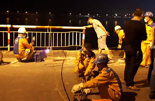 Hơn 23h, lan can cầu được hàn gia cố, các phương tiện có thể di chuyển qua cầu Chương Dương theo hướng vào Thành phố.Ảnh: Phương Sơn