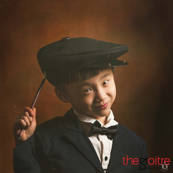 Những hình ảnh “chàng họa sĩ” do Minh Phong nhận vai là một bộ ảnh chân dung, mô phỏng ánh sáng rembrandt theo thể loại chụp ảnh cổ điển (còn gọi là chân dung cổ điển) kể về một chàng họa sĩ đam mê, sáng tạo, nhiệt huyết. Bộ ảnh này những ngày qua được cư dân mạng chia sẻ rất nhiều.