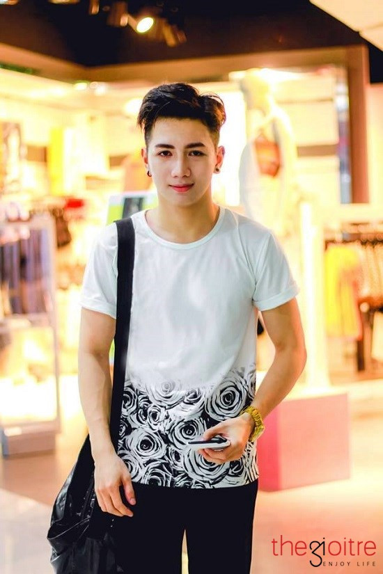 Với mong muốn trở thành doanh nhân thành đạt, Bá Trí đang từng ngày thực hiện ước mơ của mình. “Ngoài nguồn lợi nhuận, công việc này là bậc thang kinh nghiệm để bản thân mình được trưởng thành hơn. Rút ra nhiều bài học cho tương lai", Bá Trí nói. Với mong muốn trở thành doanh nhân thành đạt, Bá Trí đang từng ngày thực hiện ước mơ của mình. “Ngoài nguồn lợi nhuận, công việc này là bậc thang kinh nghiệm để bản thân mình được trưởng thành hơn. Rút ra nhiều bài học cho tương lai", Bá Trí nói.