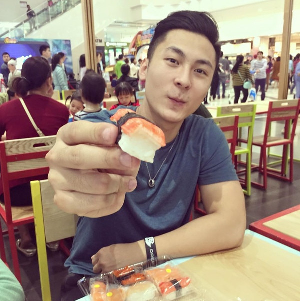 Chàng trai này tỏ ra bất ngờ khi nhận được sự quan tâm của đông đảo bạn trẻ, đặc biệt là các bạn nữ. Loạt ảnh chụp theo phong cách "nhường đồ ăn cho bạn gái" này được Cường mô phỏng ý tưởng từ trào lưu chụp ảnh Follow me. Chia sẻ với iOne,