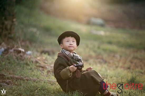 Bé được cộng đồng mạng yêu quý bởi phong cách chụp ảnh chuyên nghiệp, tự nhiên. Họ cũng không ngần ngại đặt cho Minh Phong biệt danh "đứa bé công nghệ".