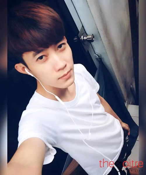 Châu Duy Thoại sinh năm 1998, có biết danh là Bột. Anh chàng điển trai này hiện đang là học sinh tại trường THPT Hùng Vương ( Tân An – Long An).Có tài hát hay, nên Thoại là một gương mặt không thể thiếu trong các hoạt động văn nghệ của trường, lớp.