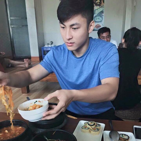 Anh chàng có vẻ ngoài đậm chất "soái ca" này tên Đoàn Thế Cường, sinh năm 1996, sinh viên ĐH Kinh doanh và Công nghệ Hà Nội. Cường từng gây chú ý cách đây vài năm vì sở hữu khuôn mặt hao hao Isaac 365. Anh chàng có vẻ ngoài đậm chất