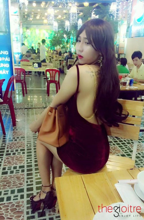 Ấn tượng đặc biệt mà chàng trai này để lại với người tiếp xúc đấy là gương mặt baby và có những nét đáng yêu như một cô thiếu nữ .