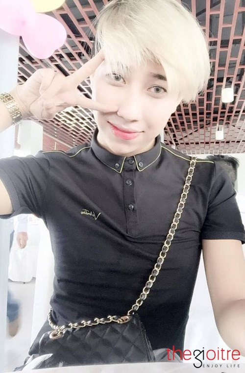 Khi chưa trang điểm thì anh chàng Tuấn Đạt vẫn giữ được cho mình gương mặt baby trẻ hơn tuổi thật rất nhiều.