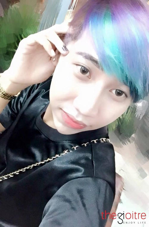 Đạt Chia sẻ về hành động mang tính bất thường, lặp lại này của mình, Tấn Đạt nói: "Mình là người đồng tính nên rất thích được giả gái. Những lúc rảnh rỗi, ngẫu hứng là mình lại mày mò đem đồ trang điểm để tô vẽ mặt mũi. Việc làm này được thực hiện suốt 4 năm trời rồi”.