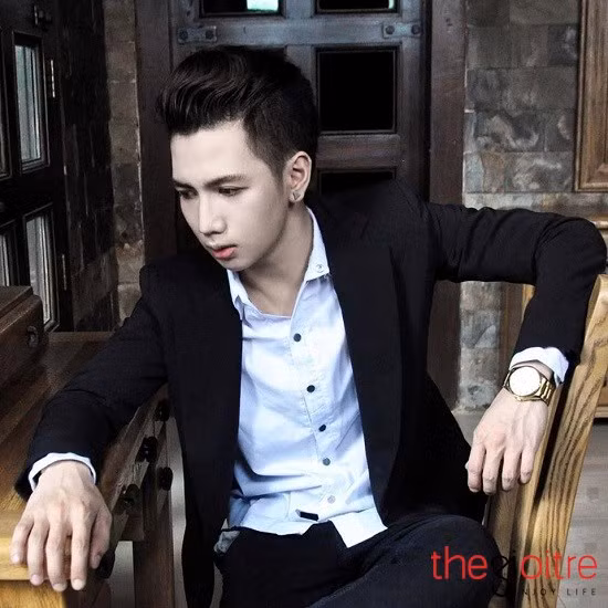 Đào Bá Trí sinh năm 1995 tại Quy Nhơn. Chàng trai hiện đang theo học chuyên ngành kiến trúc, trường Đại học Quốc tế Hồng Bàng.