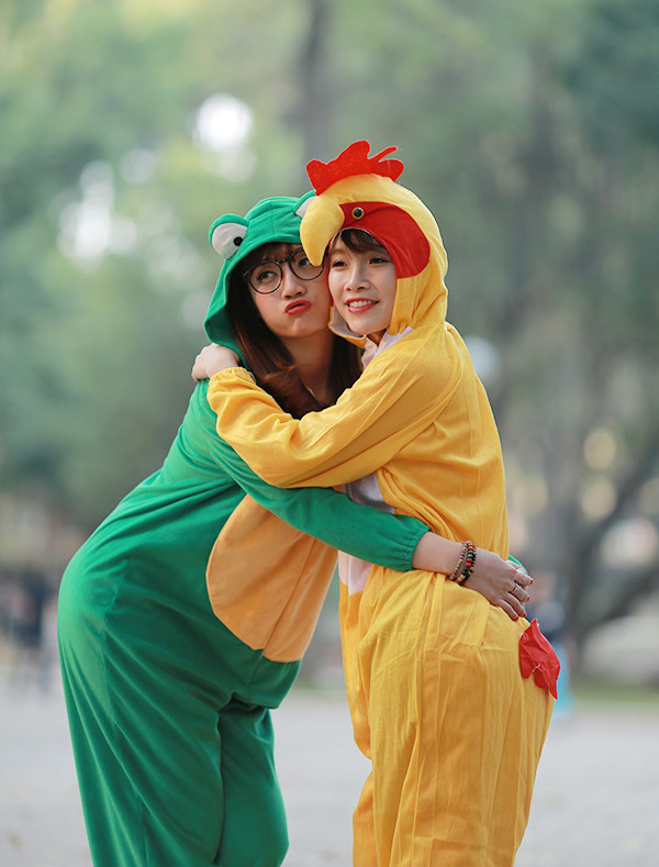 Độc đáo ảnh kỷ yếu mặc đồ thú cưng của sinh viên Ngoại thương ảnh 2 Theo một thành viên trong lớp chia sẻ thì đây là lớp chụp kỉ yếu gần như muộn nhất trường năm nay. Không phải do lớp lười, mà chưa nghĩ ra concept. Trước khi cả lớp cùng chốt concept sở thú, đã có rất nhiều ý kiến được đưa ra như Diệp Vấn, chụp áo dài xưa, lính bộ đội... Nhưng ý tưởng nào đưa ra cũng không được đa số thống nhất nên mãi vẫn không chụp được ảnh.