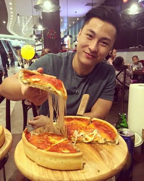 Theo anh chàng, ga lăng, quan tâm chăm sóc bạn gái đã là nghĩa vụ của một người con trai. Mọi sự so đo, tính toán cho tình yêu đều là chuyện không nên. Nói về quan niệm giữ vững chuyện tình cảm, chàng trai cho hay, ga lăng, quan tâm chăm sóc bạn gái đã là nghĩa vụ của một người con trai.