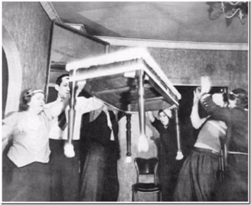  Daniel Dunglas Home có khả năng làm cho đồ vật di chuyển mà trong một buổi kiểm chứng, các giáo sư từ ĐH Harvard cũng không thể lý giải điều này 