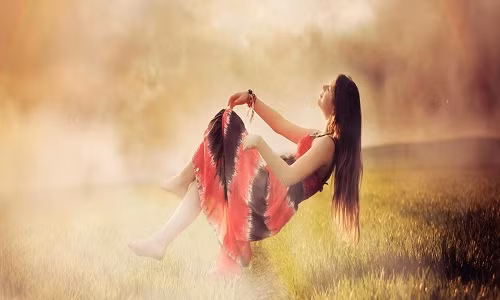 Lực hấp dẫn giúp con người không bị trôi dạt vào vũ trụ. Ảnh:Adrianko.
