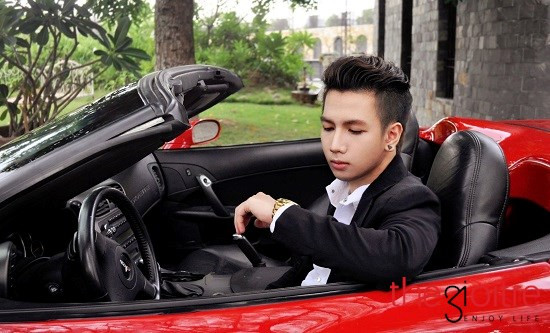 Sở hữu gương mặt điển trai, body 6 múi, Bá Trí là gương mặt được nhiều bạn gái theo đuổi. Trang facebook của Trí hiện có gần 200.000 lượt theo dõi. Sở hữu gương mặt điển trai, body 6 múi, Bá Trí là gương mặt được nhiều bạn gái theo đuổi. Trang facebook của Trí hiện có gần 200.000 lượt theo dõi.