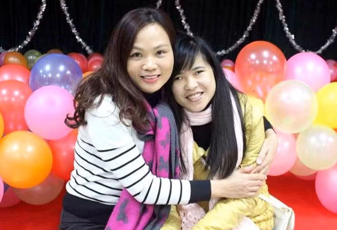 Mỹ Linh buồn bã, tuyệt vọng vì số phận. Nghị lực phi thường của nữ sinh khiếm thị Hà thành