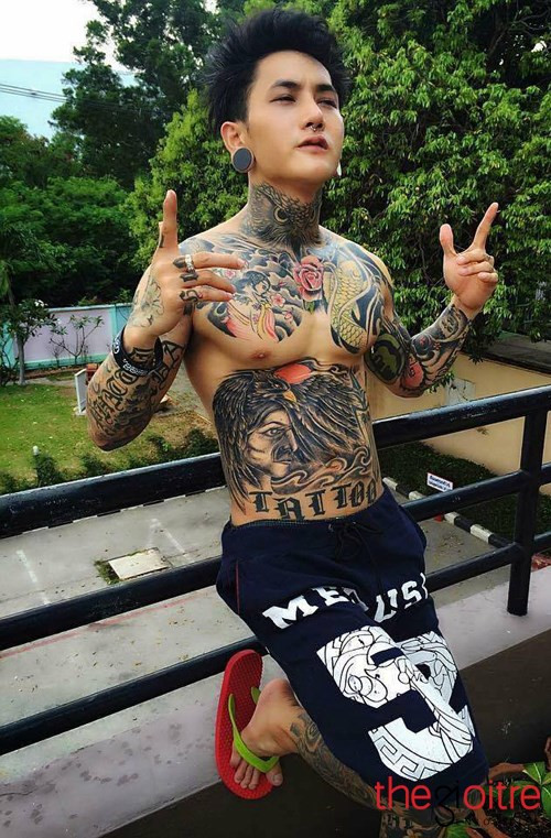 Lê Hoàng Anh sinh năm 1988 ở Rạch Giá, Kiên Giang. Anh chàng được biết đến với cái tên "Hot boy xăm trổ". Lê Hoàng Anh sinh năm 1988 ở Rạch Giá, Kiên Giang. Anh chàng được biết đến với cái tên "Hot boy xăm trổ".