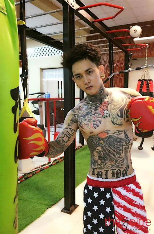 Vài tháng trước, Hoàng Anh là cái tên được những dân mạng nhắc tới nhiều khi khoe một hình xăm rồng rất lớn cùng một bức ảnh thu hút đến gần 1 triệu lượt thích. Vài tháng trước, Hoàng Anh là cái tên được những dân mạng nhắc tới nhiều khi khoe một hình xăm rồng rất lớn cùng một bức ảnh thu hút đến gần 1 triệu lượt thích.