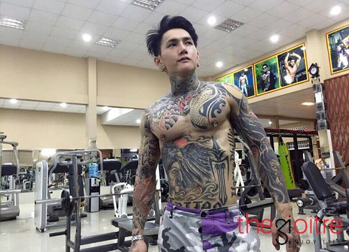 Chính vì vậy, anh chàng có một vóc dáng khỏe khoắn, săn chắc và đầy nam tính. Chính vì vậy, anh chàng có một vóc dáng khỏe khoắn, săn chắc và đầy nam tính.