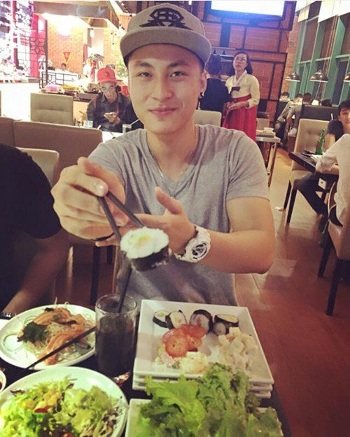 Thay vì chụp kiểu nắm tay người yêu thì sẽ là một bàn tay đưa ra như đút đồ ăn cho bạn gái. Style chụp ảnh này được Cường đặt một cái tên ngộ nghĩnh là "Em ăn đi". Tuy nhiên, , nhưng thay vì chụp kiểu nắm tay người yêu thì sẽ là một bàn tay đưa ra như đút cho bạn gái.
