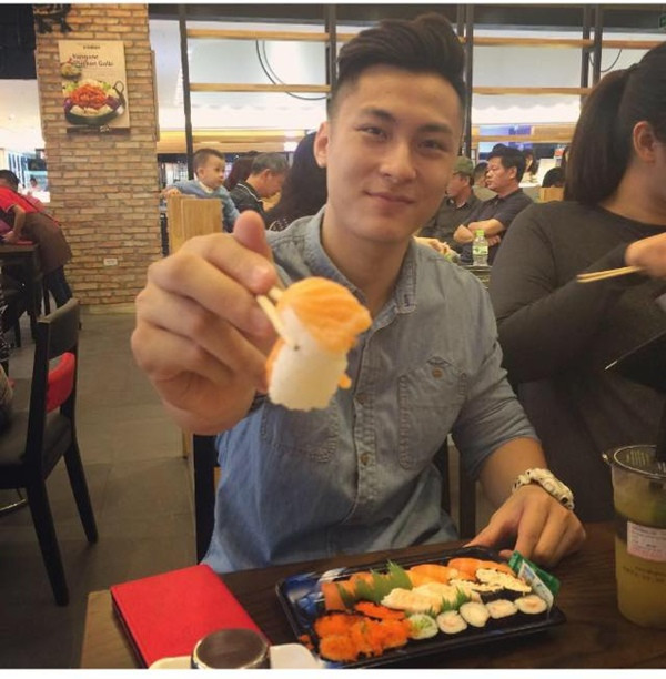 Gây ấn tượng với nhiều cô gái bởi phong cách ga lăng, nhưng Cường tiết lộ mình vẫn chưa có bạn gái. Phong cách chụp ảnh trênchỉ là style yêu thích của anh chàng mỗi khi đi ăn vì tạo sự ấm áp, gần gũi. Gây ấn tượng với nhiều cô gái bởi phong cách ga lăng, nhưng Cường lại tiết lộ mình vẫn chưa có bạn gái.