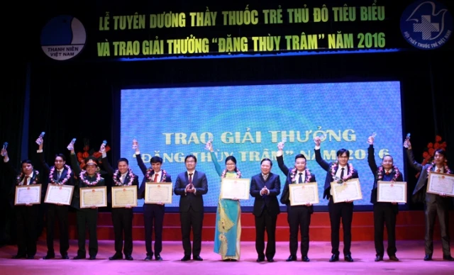 10 thầy thuốc trẻ nhận giải thưởng Đặng Thùy Trâm.