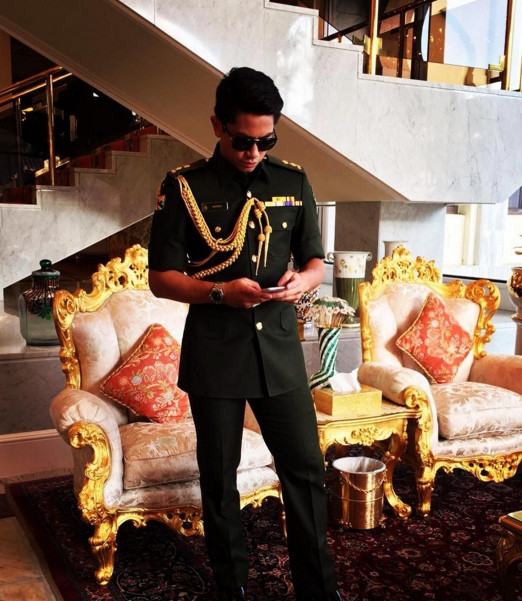 Abdul Mateen là chàng hoàng tử nổi tiếng của đất nước Brunei khi sở hữu vẻ ngoài bảnh bao, thành tích học tập vượt trội và là một trong những người có khả năng thừa hưởng gia sản 20 tỉ USD từ người cha - quốc vươngHassanal Bolkiah. Abdul Mateen là chàng hoàng tử nổi tiếng của đất nước Brunei khi sở hữu