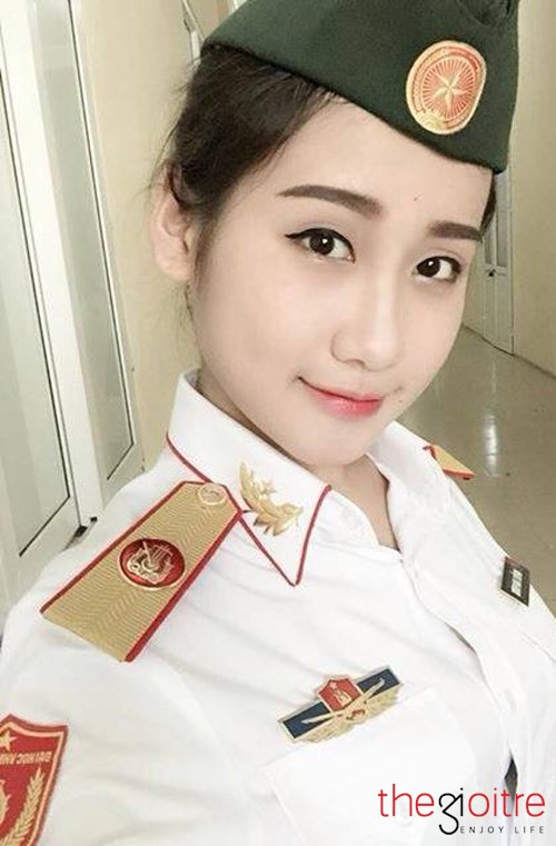 Hình ảnh nữ quân nhân xinh đẹp, đầy nữ tính xuất hiện trên trang mạng xã hội của Anh Phương nhận được khá nhiều người chú ý, cô nàng hào hứng: “Từ khi mình đăng hình mặc quân phục thì nhận được rất nhiều sự quan tâm, khen ngợi từ bạn bè và cư dân mạng, nhiều lượt theo dõi, nhiều lượt ‘like’ hơn. Nên mình luôn tự nhắc nhở bản thân phải cố gắng để hình ảnh nữ quân nhân trở nên gần gũi,đẹp hơn trong mắt mọi người”. Hình ảnh nữ quân nhân xinh đẹp, đầy nữ tính xuất hiện trên trang mạng xã hội của Anh Phương nhận được khá nhiều người chú ý, cô nàng hào hứng: “Từ khi mình đăng hình mặc quân phục thì nhận được rất nhiều sự quan tâm, khen ngợi từ bạn bè và cư dân mạng, nhiều lượt theo dõi, nhiều lượt ‘like’ hơn. Nên mình luôn tự nhắc nhở bản thân phải cố gắng để hình ảnh nữ quân nhân trở nên gần gũi,đẹp hơn trong mắt mọi người”.