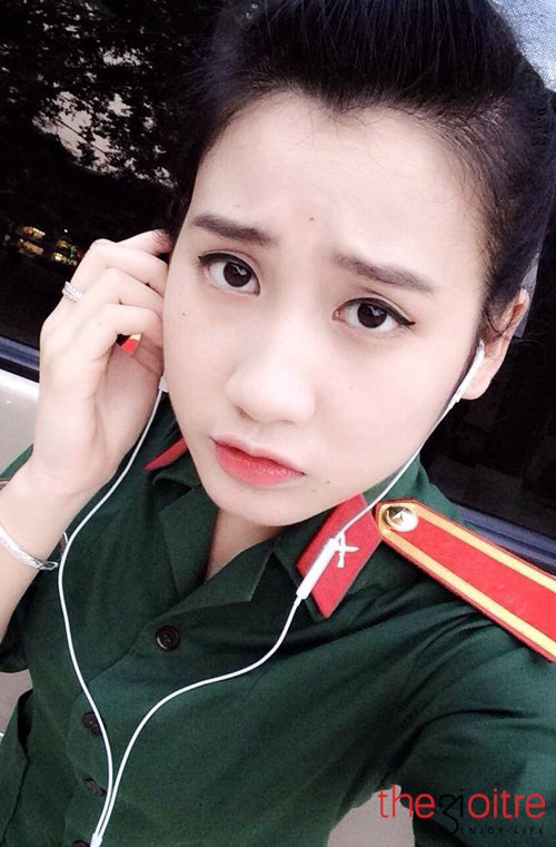 “Mình yêu màu xanh áo lính từ khi ngồi trên ghế nhà trường. Bên cạnh đó các môn nghệ thuật có liên quan tới năng khiếu về hát, múa và vẽ tranh cũng thu hút sự đam mê của mình! Nên khi làm hồ sơ thi Đại học mình đã quyết tâm thi bằng được vào trường Đại học Văn hóa Nghệ thuật Quân đội để được mặc quân phục, trở thành người lính. Càng học, mình càng nhận ra làm diễn viên sân khấu hợp rất hợp với bản thân mình”- hạ sĩ quan xinh đẹp tâm sự. “Mình yêu màu xanh áo lính từ khi ngồi trên ghế nhà trường. Bên cạnh đó các môn nghệ thuật có liên quan tới năng khiếu về hát, múa và vẽ tranh cũng thu hút sự đam mê của mình! Nên khi làm hồ sơ thi Đại học mình đã quyết tâm thi bằng được vào trường Đại học Văn hóa Nghệ thuật Quân đội để được mặc quân phục, trở thành người lính. Càng học, mình càng nhận ra làm diễn viên sân khấu hợp rất hợp với bản thân mình”- hạ sĩ quan xinh đẹp tâm sự.