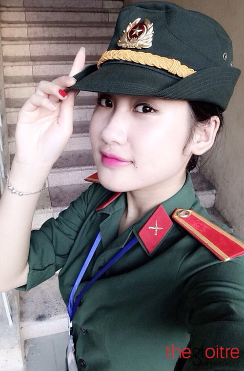 Anh Phương mang cấp bậc hạ sĩ quan. Anh Phương mang cấp bậc hạ sĩ quan.