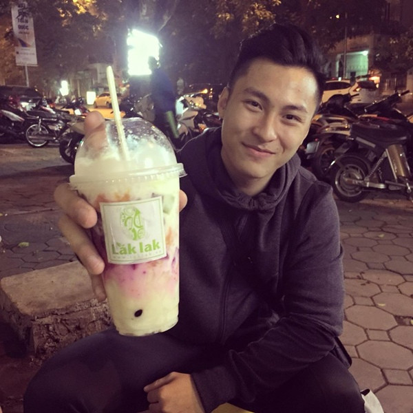 "Nhiều đứa bạn xem ảnh hay bảo mình "sống ảo", nhưng mình kệ vì đó đơn giản là phong cách yêu thích của mình thôi" - Cường cười cho biết. 9x-viet-noi-tieng-nho-loat-anh-nhuong-do-an-cho-ban-gai-5