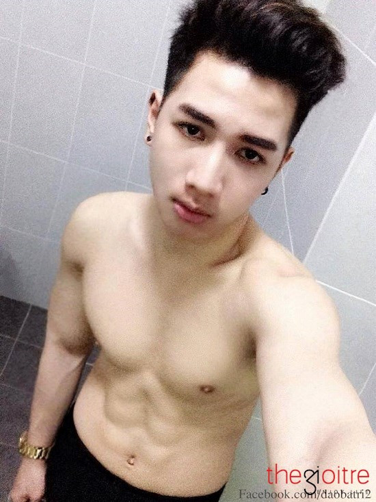 Anh chàng cũng rất chăm tập thể thao để sở hữu body 6 múi. Anh chàng cũng rất chăm tập thể thao để sở hữu body 6 múi.