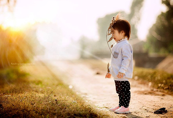 Cô bé 3 tuổi cực đáng yêu qua ống kính của bố ảnh 1 Khi được bố mẹ cho vui chơi bên ngoài thiên nhiên bé Tuệ Lâm tỏ ra rất phấn khích