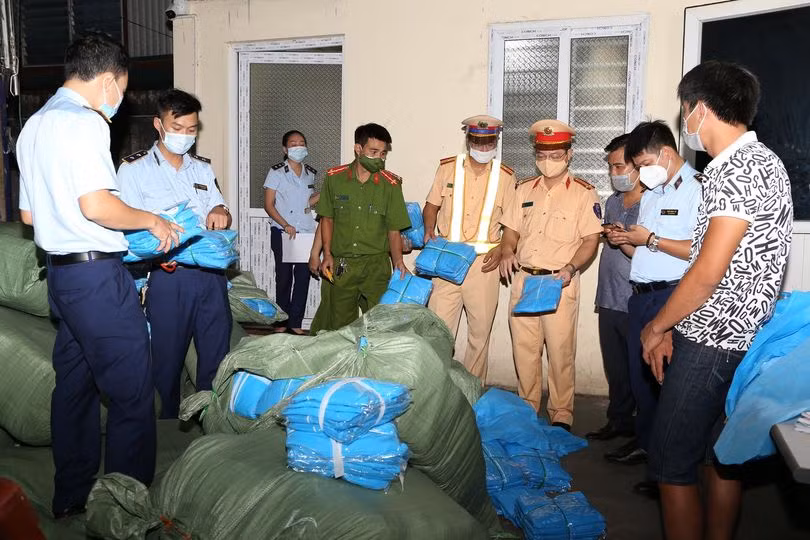 Hà Nam: Phát hiện 16.500 bộ quần áo bảo hộ y tế không rõ nguồn gốc