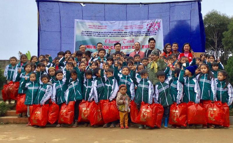 Niềm vui của các em HS khi được nhận những chiếc áo ấm và túi quà tết Niềm vui của các em HS khi được nhận những chiếc áo ấm và túi quà tết