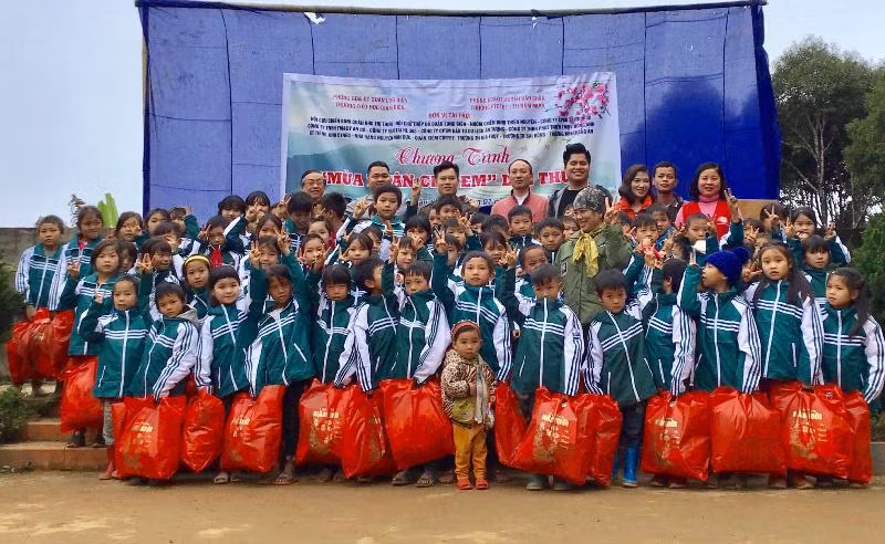 Niềm vui của các em HS khi được nhận những chiếc áo ấm và túi quà tết